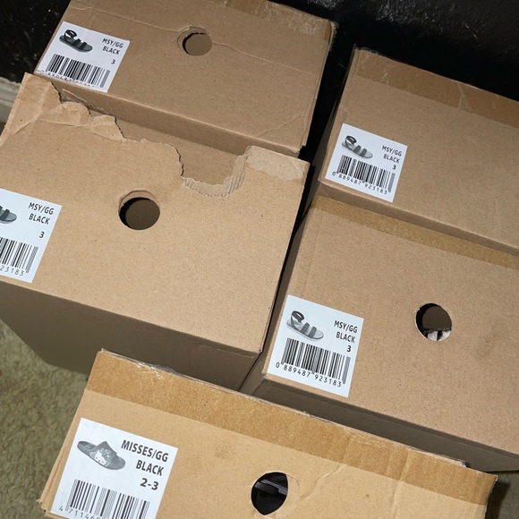 💥BULK OF 5 💥Hello Kitty Black and Red Sandals - Picture 5 of 5